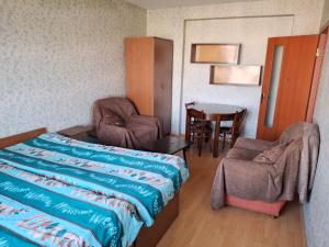 a room with a bed and two chairs and a table at APARTAMENTS Verkvebi in Gori