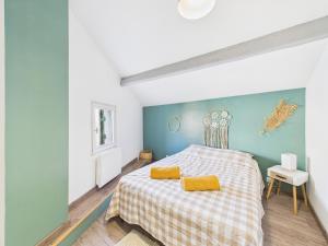 a bedroom with a bed with yellow pillows on it at Le Petit Cocon de Ambre in Saint-Paul
