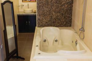 un bagno con vasca e faccia da elefante di Tuzco Lodge a Puerto López