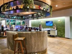 a bar in a restaurant with a bar stool at Flat com piscina no Jardim Paulista a 300m da Av Paulista e metrô in São Paulo