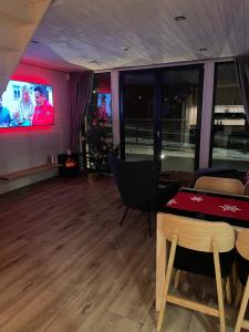 a room with a table and chairs and a tv at Witam Karpacz 2 in Karpacz