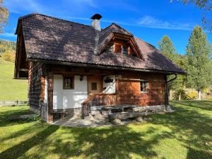 an old house with a bird on the roof at Die Petzl Hütte - Kreischbergblick in Kaindorf