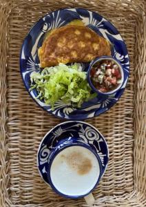 a basket with two plates of food and a bowl of salad at Eco Hacienda ICH-KI in Hoctún +17 photos