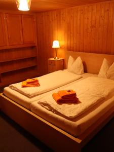 a bedroom with a bed with towels on it at Ski- und Berghaus Obergmeind in Tschappina