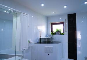 a white bathroom with a shower and a sink at Zimmer mit Balkon im Stuttgart Flughafen Messe in Ostfildern +9 photos