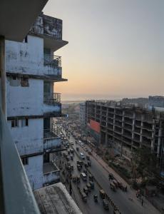 Blick auf eine Stadtstraße mit Autos und Gebäuden in der Unterkunft Cox Flat Booking in Cox's Bazar