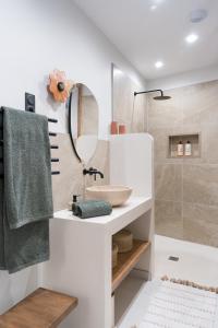a bathroom with a sink and a shower at L'Escale - Une parenthèse en duo in Châteauneuf-du-Pape +12 photos