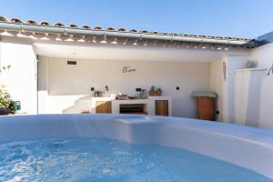 a hot tub in a room with a kitchen at L'Escale - Une parenthèse en duo in Châteauneuf-du-Pape