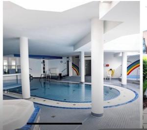 a large swimming pool with a slide in a building at Kleiner Garten Sauna und Hallenbad kostenlos Hund willkommen in Dorum-Neufeld