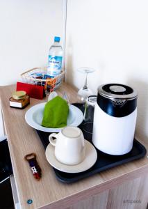 a table with a coffee maker and a tea pot on it at Zimmer mit Balkon im Stuttgart Flughafen Messe in Ostfildern