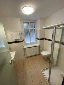 a bathroom with a toilet and a window at GleisEiNS in Naila