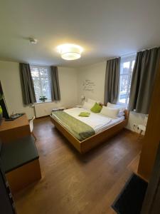 a bedroom with a large bed in a room at GleisEiNS in Naila