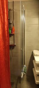 a shower stall in a bathroom with some towels at Kerrostalomajoitus in Riihimäki