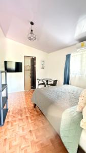 a bedroom with a bed and a table at Yellow House in Quepos