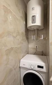 a washer and dryer in a bathroom at Apartman Krznarić Centar in Županja