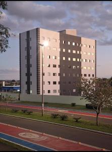 a large building with a street light in front of it at Apartamento inteiro in Ponta Grossa