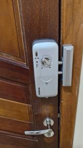 a door with a lock on a wooden door at Apartamento inteiro in Ponta Grossa