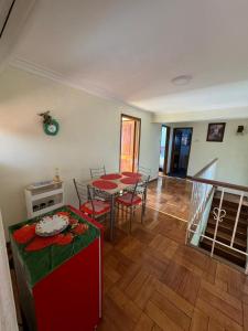 ein Esszimmer mit einem roten Tisch und Stühlen in der Unterkunft El Centrito in Talca + 12 Fotos