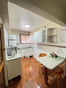 eine Küche mit einem Tisch und Stühlen in der Unterkunft El Centrito in Talca