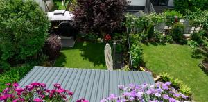 an aerial view of a garden with purple flowers at Zimmer mit Balkon im Stuttgart Flughafen Messe in Ostfildern