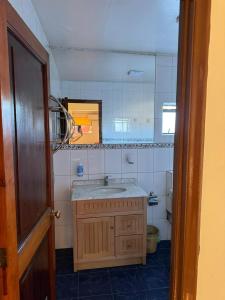ein Badezimmer mit Waschbecken und Spiegel in der Unterkunft El Centrito in Talca