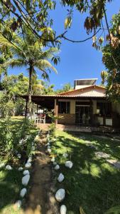 a house with a pathway in front of a yard at Sítio no Rio de Janeiro, privativo, Natureza, conforto e lazer em Nova Iguaçu, RJ in Nova Iguaçu