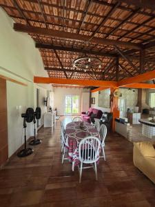 a dining room with a table and chairs at Sítio no Rio de Janeiro, privativo, Natureza, conforto e lazer em Nova Iguaçu, RJ in Nova Iguaçu
