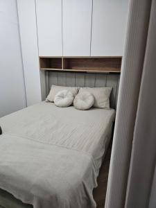 a bed with two pillows on top of it at Urusagului flat in Floreşti