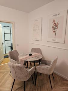 a room with a table and two chairs and a table at Urusagului flat in Floreşti