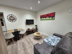 a living room with a couch and a table at Escola in Ourense