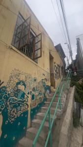 a building with a painting on the side of it at Casa Che in Valparaíso