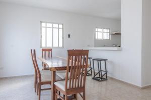 a kitchen and dining room with a table and chairs at Casa completa con alberca en Chetumal in Chetumal