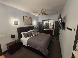 a bedroom with a bed and a ceiling fan at Awesome Downtown Condo with Pool! in Savannah +39 photos