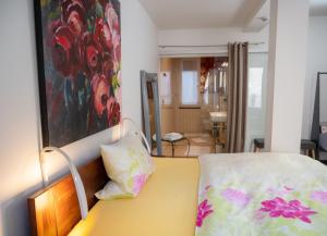 a bedroom with a bed and a painting on the wall at Boutique Hotel Frieden in Weiden