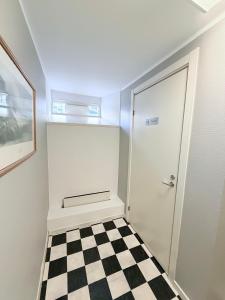 a room with a checkered floor and a door at CentRum turistlogi in Borås