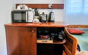 a kitchen counter with a microwave and a microwave at EVASION Bungalow d'Antan Spa in Sarraméa +24 photos