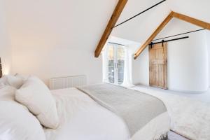 a white bedroom with a bed and a window at 3 Bed in Croyde oc-croyco in Croyde