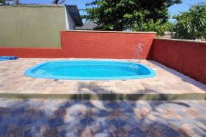 a small swimming pool with a fountain in a brick yard at Sobrado em Coroados, Guaratuba PR in Guaratuba