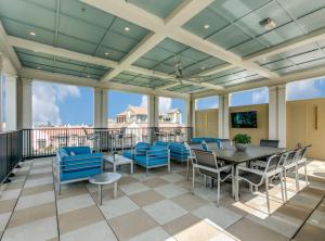 a large screened porch with a table and chairs at The Residences At La Cantera in San Antonio