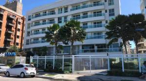 a white car parked in front of a building at Mandai Apart - Beira Mar in Cabo Frio
