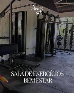 ein Fitnessstudio mit vielen Cardiogeräten in der Unterkunft Angá Beach Hotel in São Miguel dos Milagres