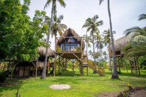a resort with a tree house with a staircase at Hotel Isla Mucura in Isla Mucura