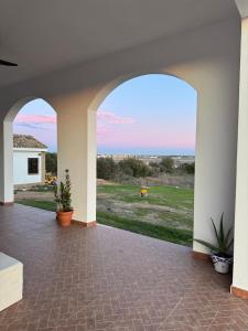 an archway in a house with a view of a yard at Casa Alboroto in Puebla del Río