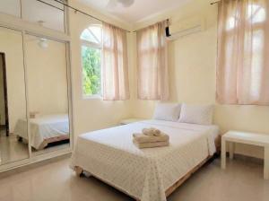 ein Schlafzimmer mit einem Bett und einem Spiegel in der Unterkunft Costambar in San Felipe de Puerto Plata + 29 Fotos