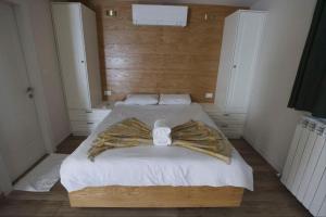 a bedroom with a bed with a blanket on it at להנות מהטבע שמס in Majdal Shams