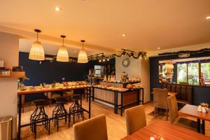 a restaurant with a bar and some tables and chairs at Saska Boutique Hotel in Cusco