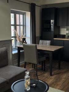 a kitchen and dining room with a table and chairs at B&B D'n Optie in Druten