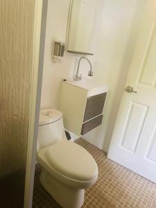 a bathroom with a toilet and a sink at Quinta el Refugio in Managua