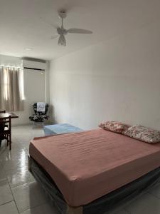 a bedroom with a bed and a ceiling fan at El Laai Roi in Iguaba Grande