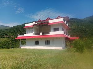 a building on top of a hill with a field at The Dungi Ser Experience in Sīyūn
